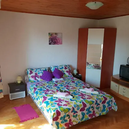 Dora Apartment *